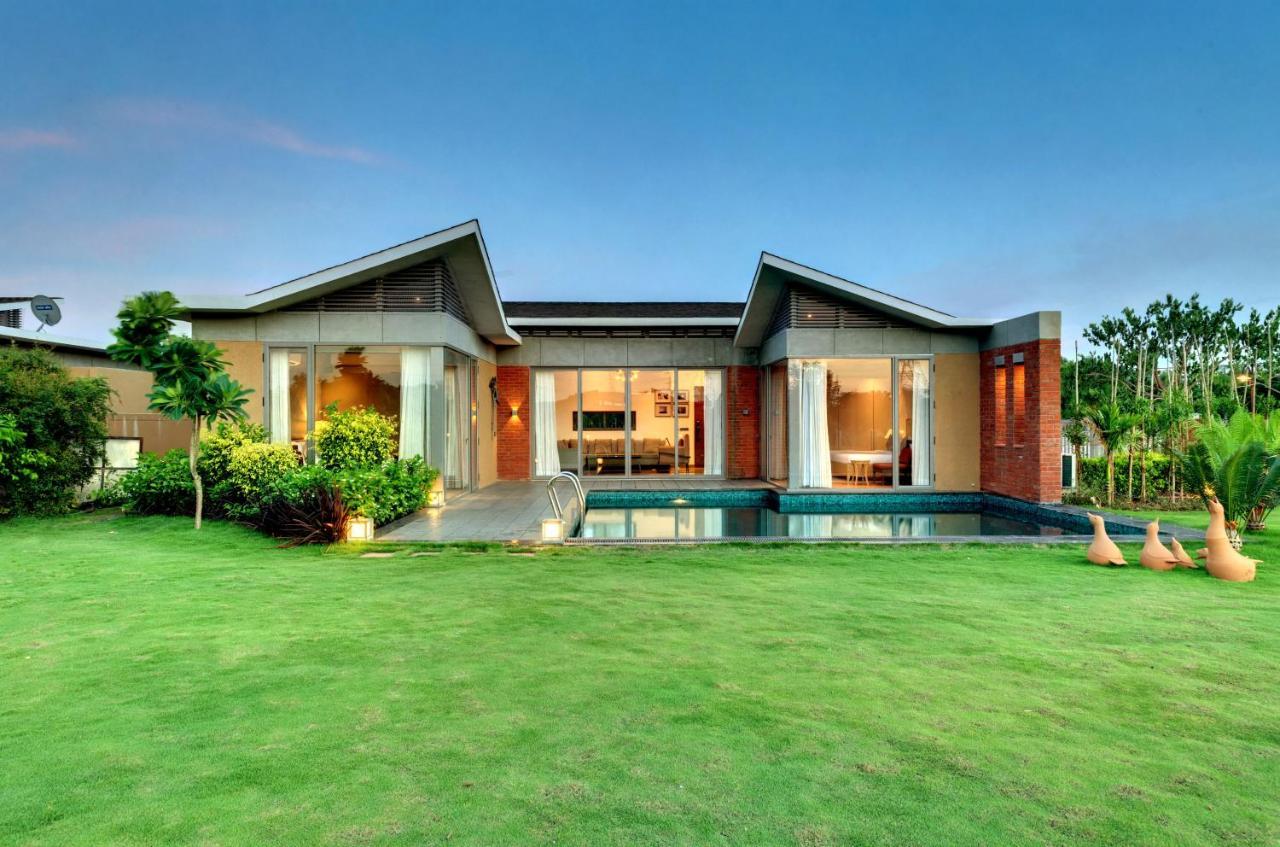The Fern Royal Farm Resort, Anjār エクステリア 写真
