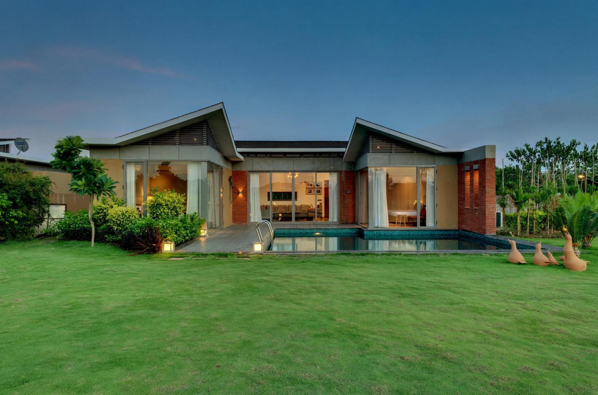 The Fern Royal Farm Resort, Anjār エクステリア 写真